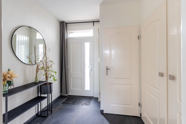 Foto - Te koop:  Verzorgde tussenwoning in Fijnaart!